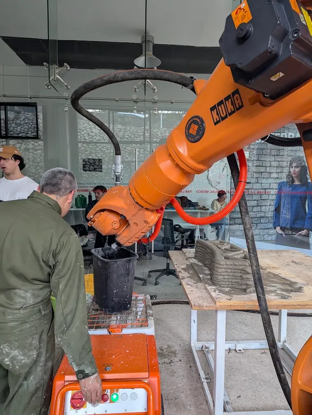 Brazo robótico KUKA depositando material extrudido durante una prueba de fabricación digital en el FabLab de la Universidad Anáhuac México (CDMX).