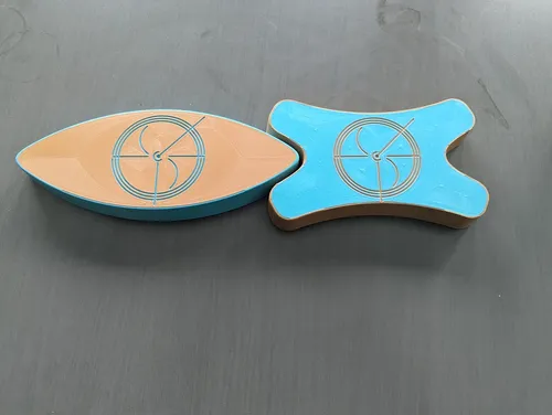 Dos piezas prototipo impresas, en distintos colores, con el patrón de identidad de SubstraTulum grabado.